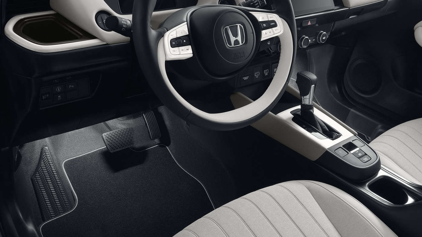 Primo piano dell'interno di Honda Jazz Hybrid con pacchetto illuminazione.