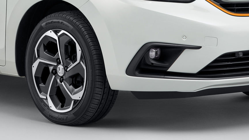 Primo piano dei cerchi in lega della Honda Jazz Hybrid
