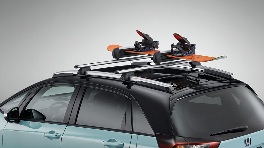 Primo piano dell'attrezzo portasci e snowboard di Honda Jazz Hybrid
