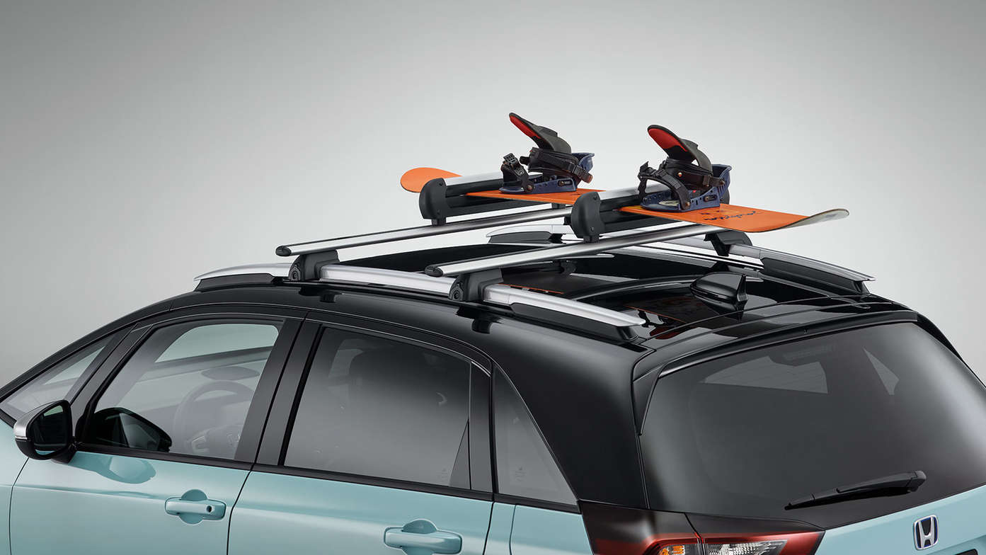 Primo piano dell'attrezzo portasci e snowboard di Honda Jazz Hybrid