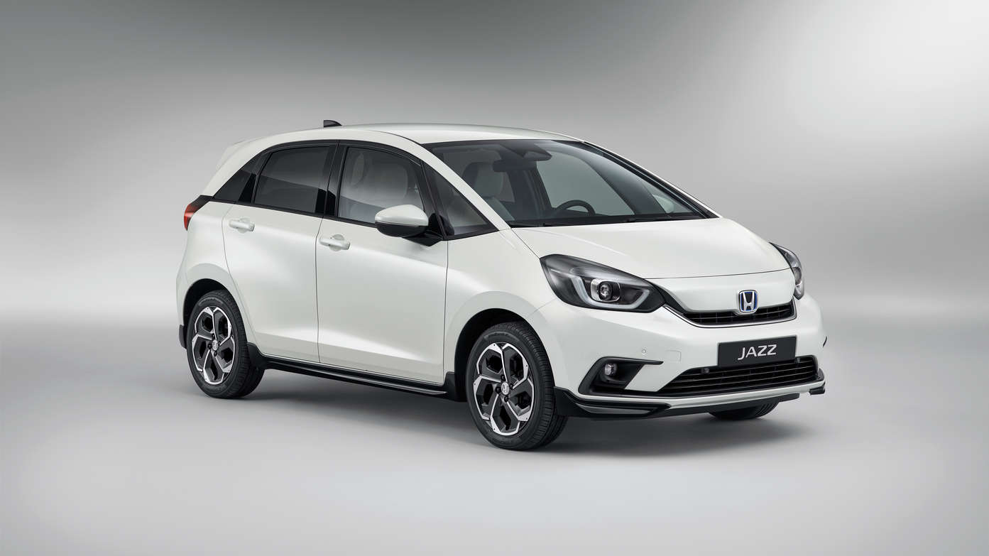Vista frontale di tre quarti di Honda Jazz Hybrid con pacchetto Style Plus.