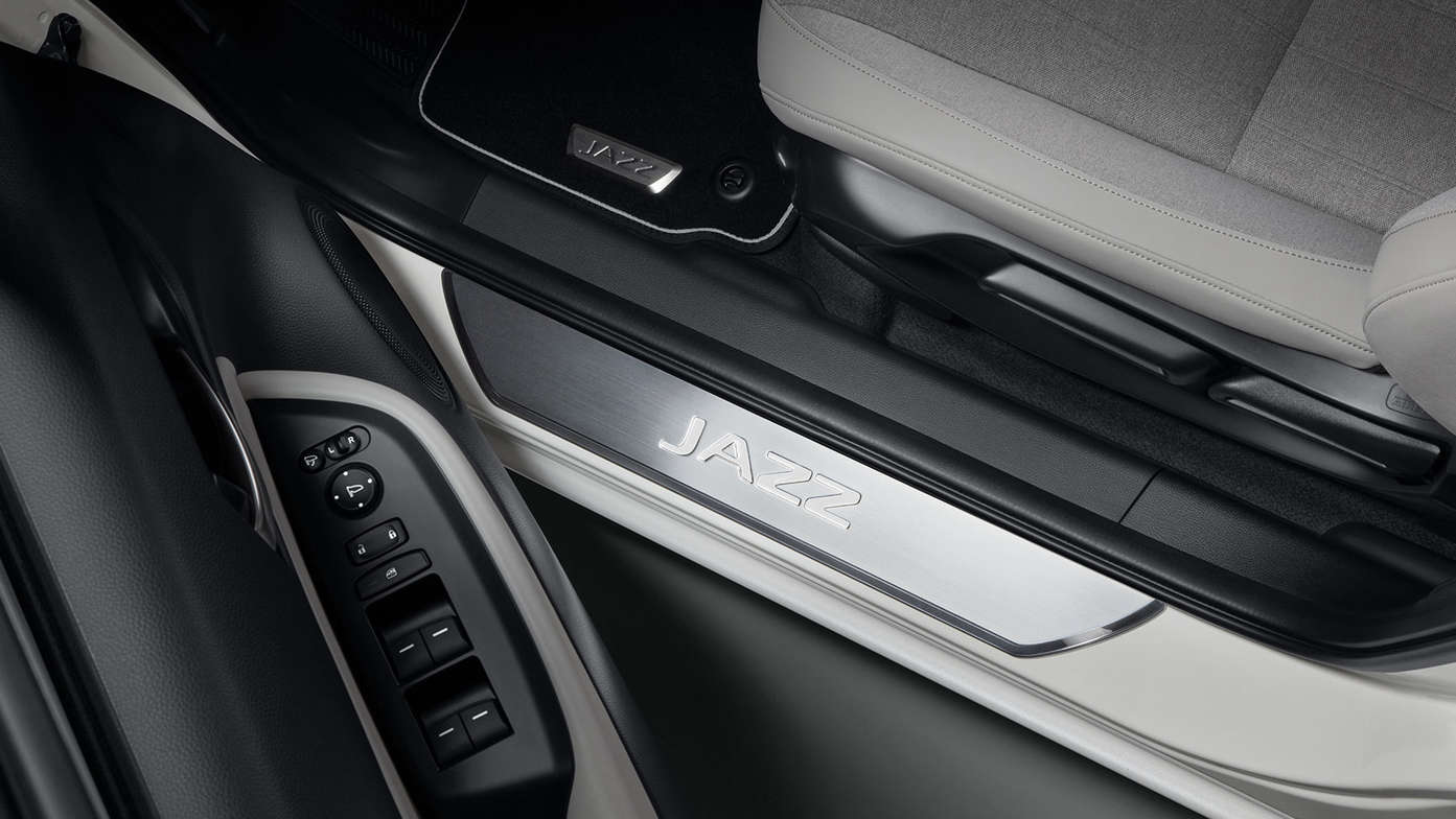 Primo piano dell'interno di Honda Jazz Hybrid con battitacco delle portiere incluso nel pacchetto convenienza