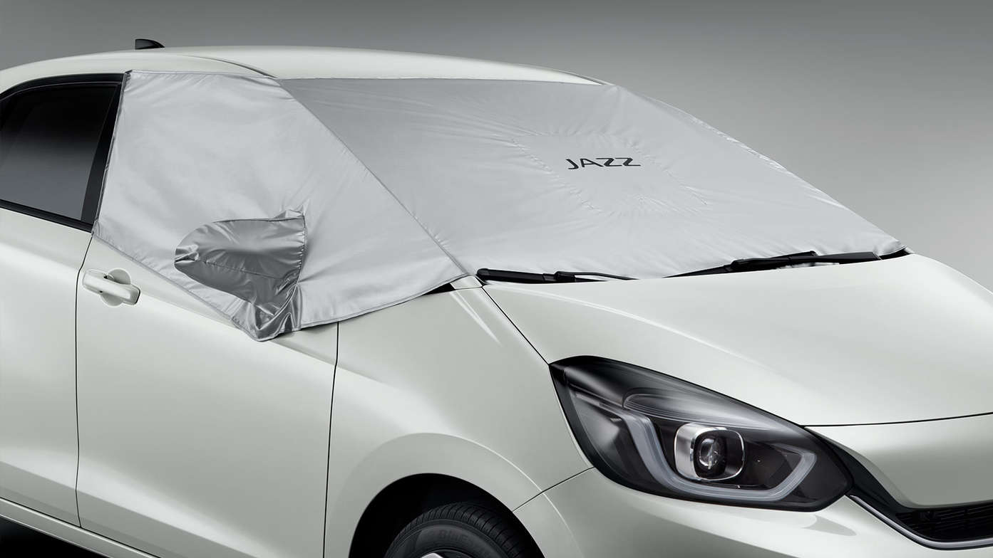 Primo piano della copertura per il parabrezza per Honda Jazz Hybrid.