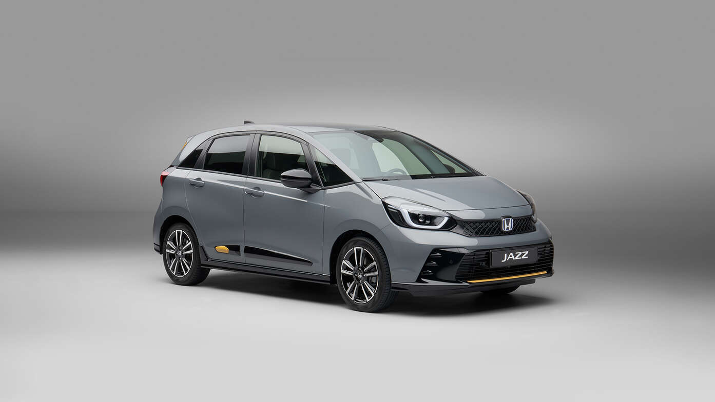 Vista frontale di tre quarti di Honda Jazz Hybrid con Style Plus Pack.