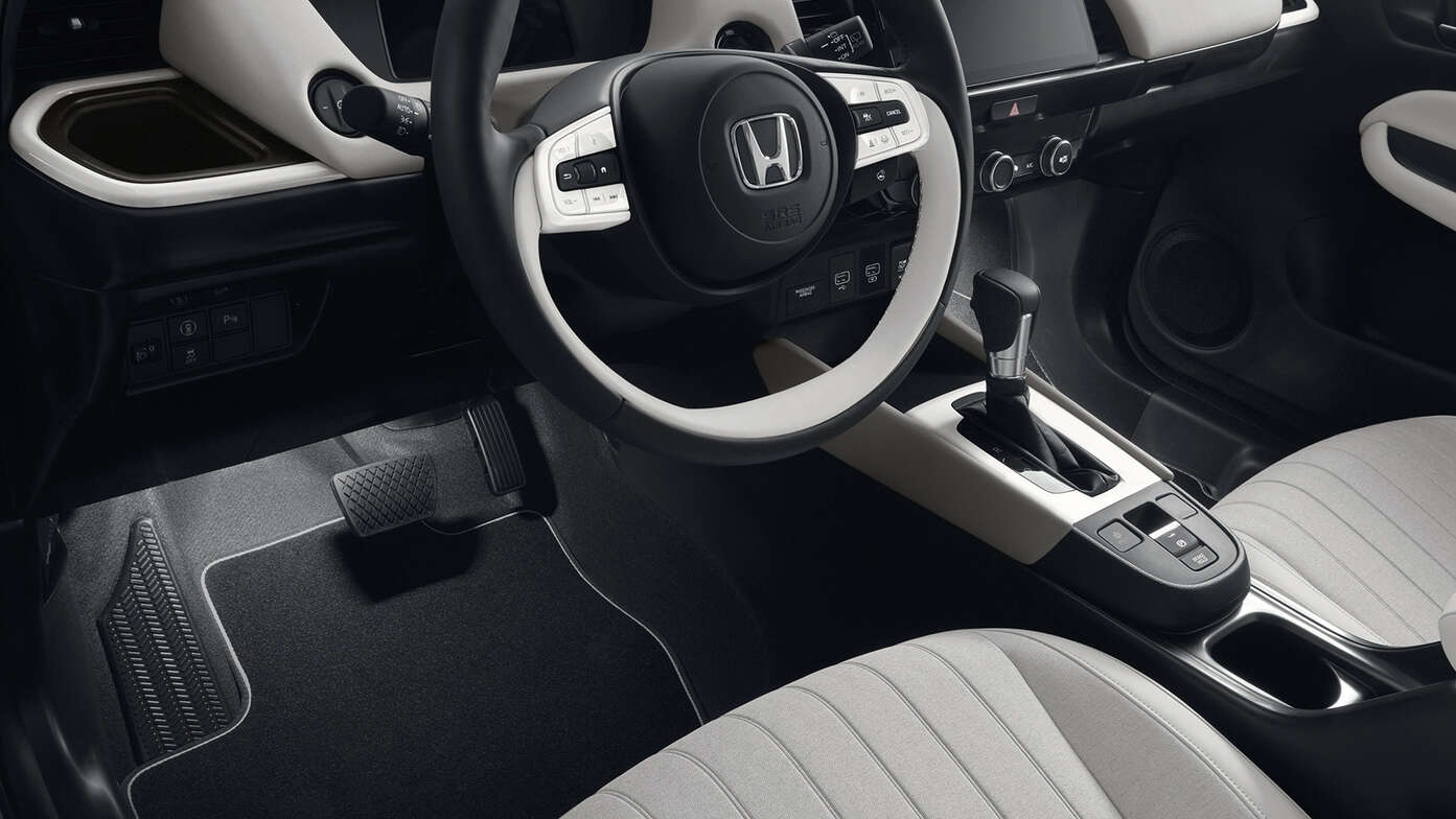 Primo piano dell'interno di Honda Jazz Hybrid con pacchetto illuminazione.