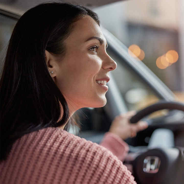 Primo piano di una signora in auto