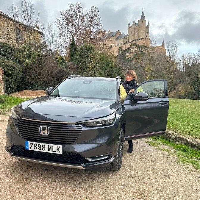 Influencer che sale sulla Honda HR-V nell'ambientazione di un castello. 