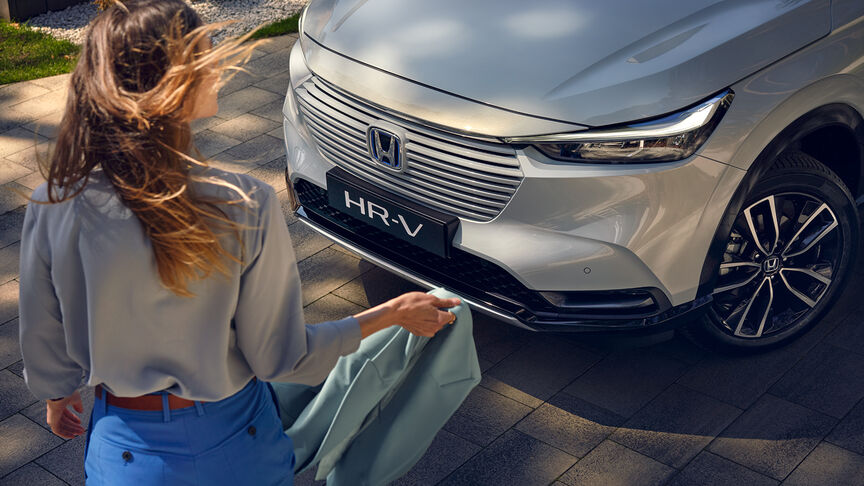 Vista frontale di Honda HR-V guidato su una strada di campagna