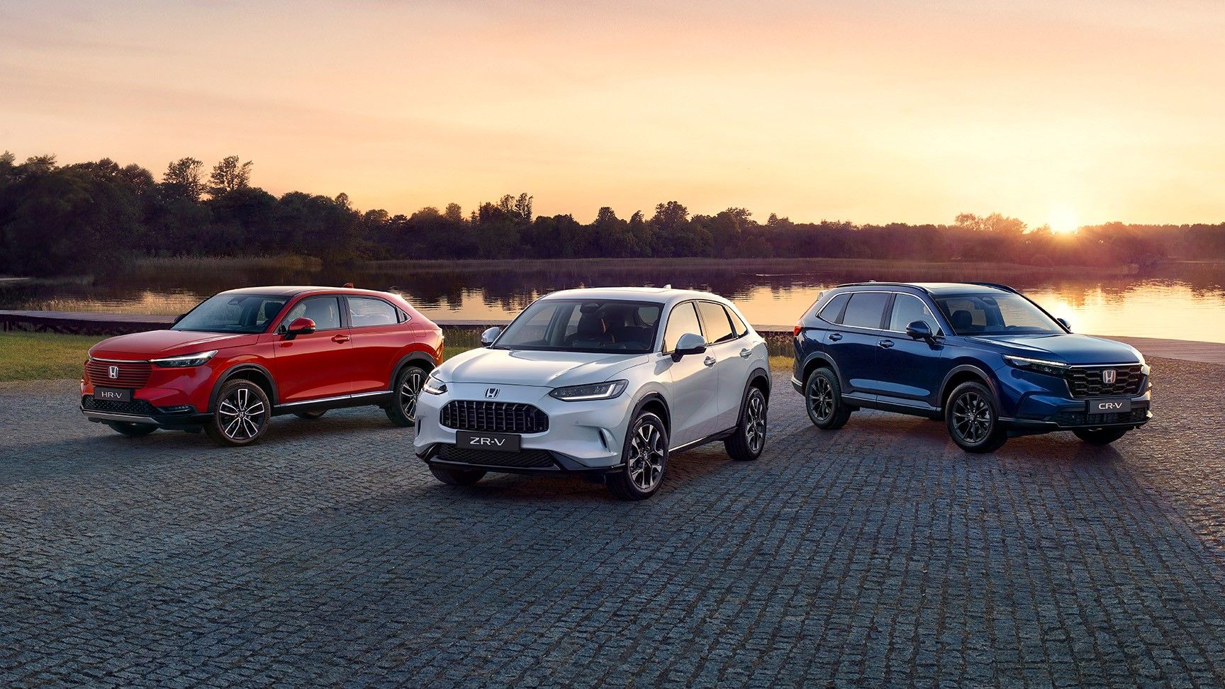 Gamma di auto ibride Honda parcheggiate di fronte a un paesaggio urbano