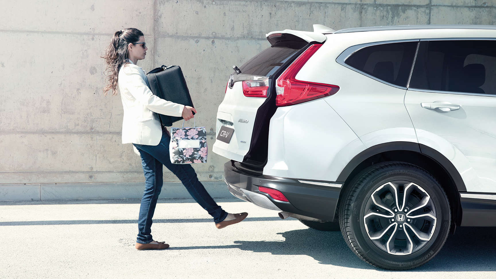 Signora che carica sul retro di CR-V