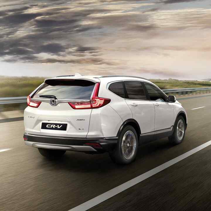 Honda CR-V che attraversa la campagna