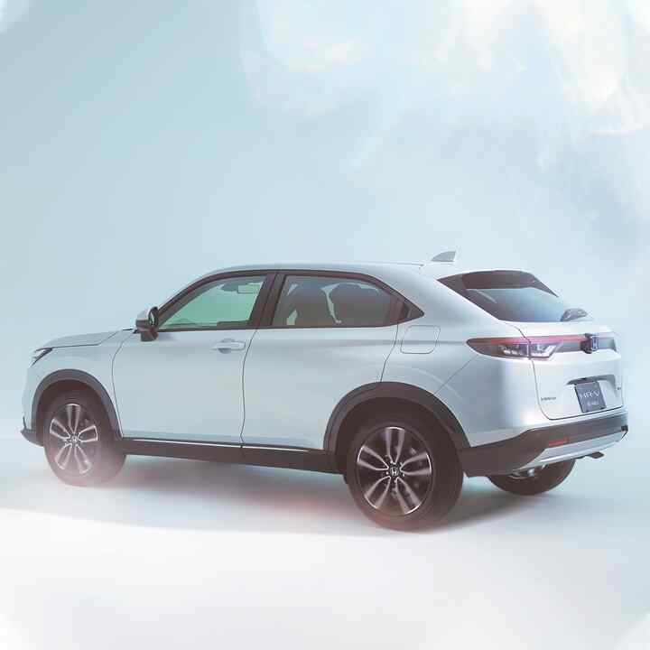 Vista posteriore di tre quarti di HR-V Hybrid in studio