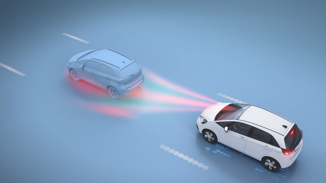 Auto Honda che guida dietro un'altra automobile che mostra il segnale di rilevamento nella gestione delle collisioni