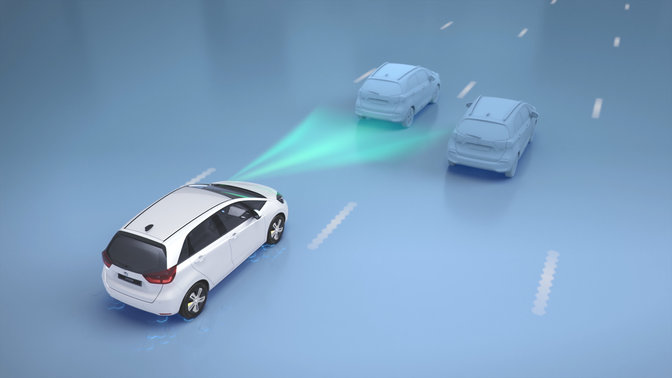 Auto Honda durante la guida mentre rileva il limite di velocità indicato dal segnale stradale