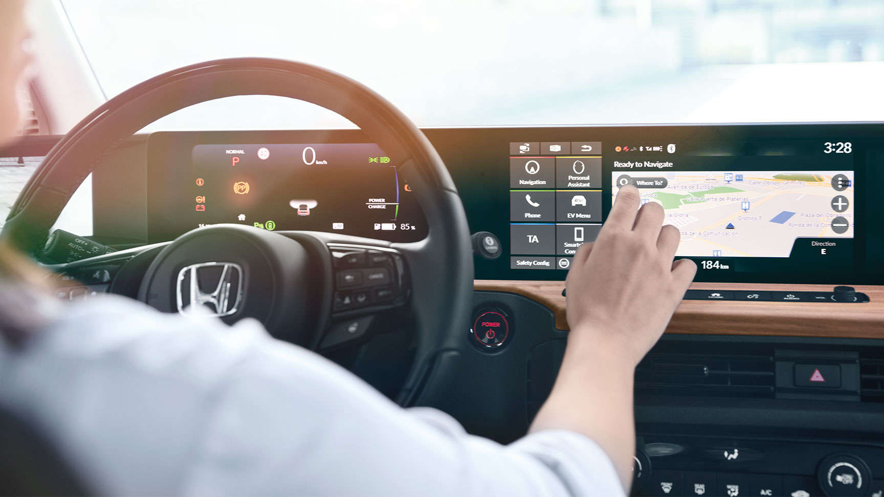 Conducente che utilizza lo schermo GPS