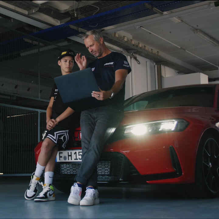 Tiago e Noah seduti su Honda type R con l'app LogR di Honda