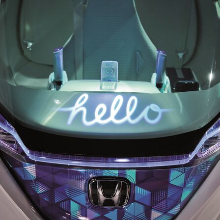 Primo piano della parte anteriore di una concept car Honda al Motor Show di Tokyo.