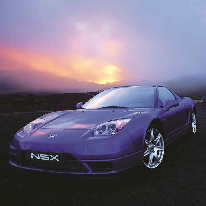 Vista anteriore di tre quarti della Honda NSX al tramonto.