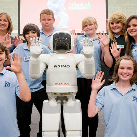 Asimo e un gruppo di studenti nella School of Dreams di Honda