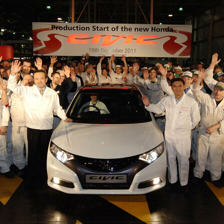 Vista anteriore della Honda Civic 5 porte con un gruppo di operai.