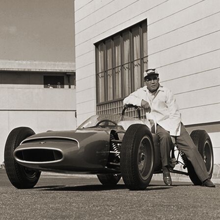 Foto di repertorio di Soichiro Honda con la prima auto da Formula 1.