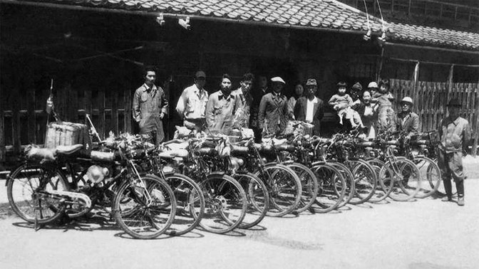 Alcuni tra i primi dipendenti di Honda nell'area esterna della fabbrica di Hamamatsu nel 1948.