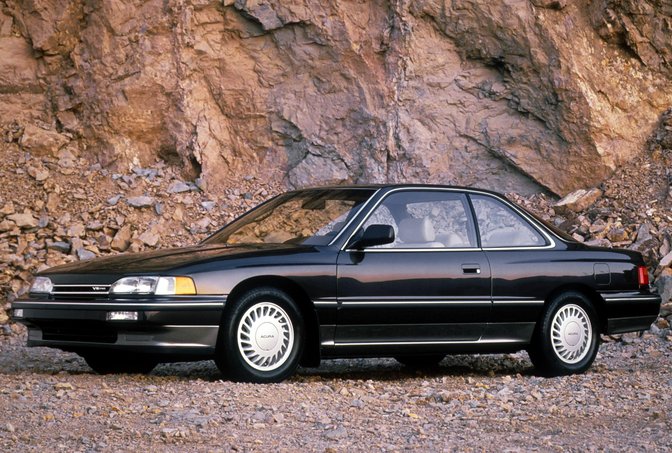 Vista laterale di una Honda Acura Legend Coupé.