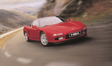 Vista anteriore di tre quarti della Honda NSX in campagna.