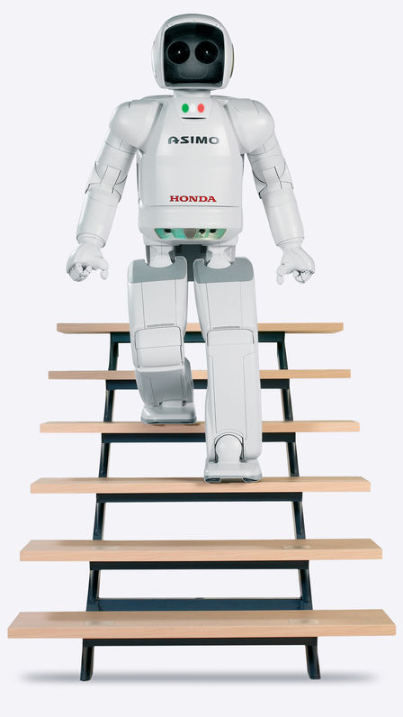 Vista anteriore del robot ASIMO che scende le scale.