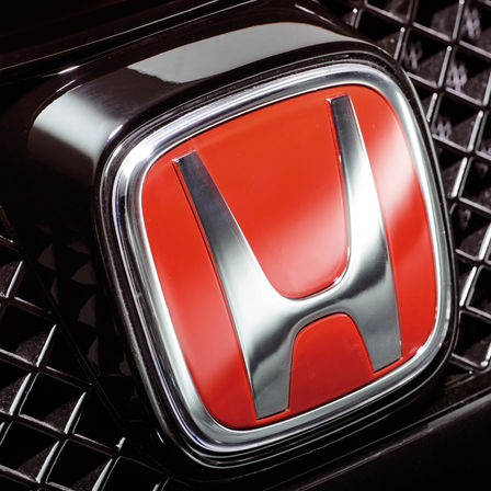 Primo piano del logo "H" rosso di Honda.
