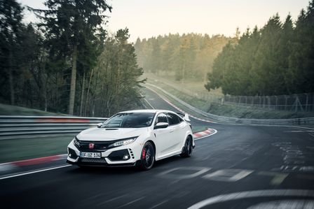 Vista anteriore di tre quarti della Honda Civic Type R nel Nürburgring.