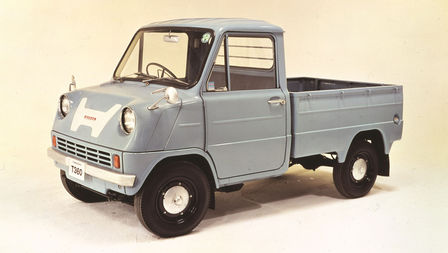 Vista anteriori di tre quarti di un mini-pickup Honda degli anni '60.