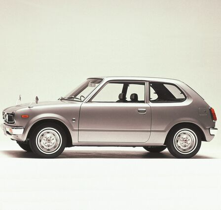 Vista laterale di una Honda Civic, prima generazione.