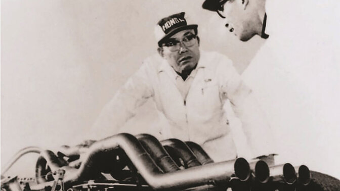 Soichiro Honda al lavoro con un'auto da corsa.