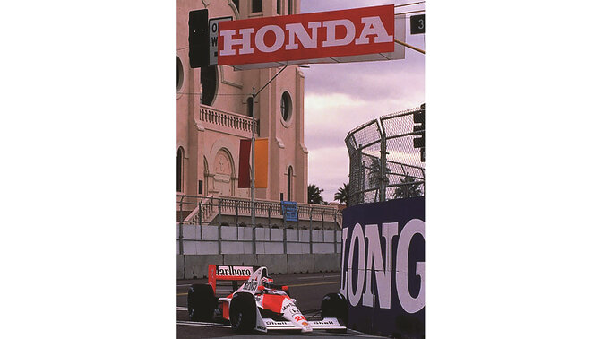 Vista anteriore di tre quarti di un'auto McLaren Honda di Formula 1 in pista.
