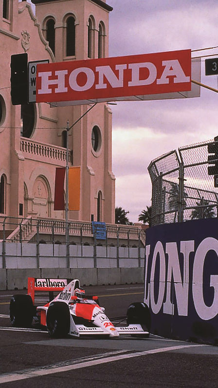 Vista anteriore di tre quarti di un'auto McLaren Honda di Formula 1 in pista.