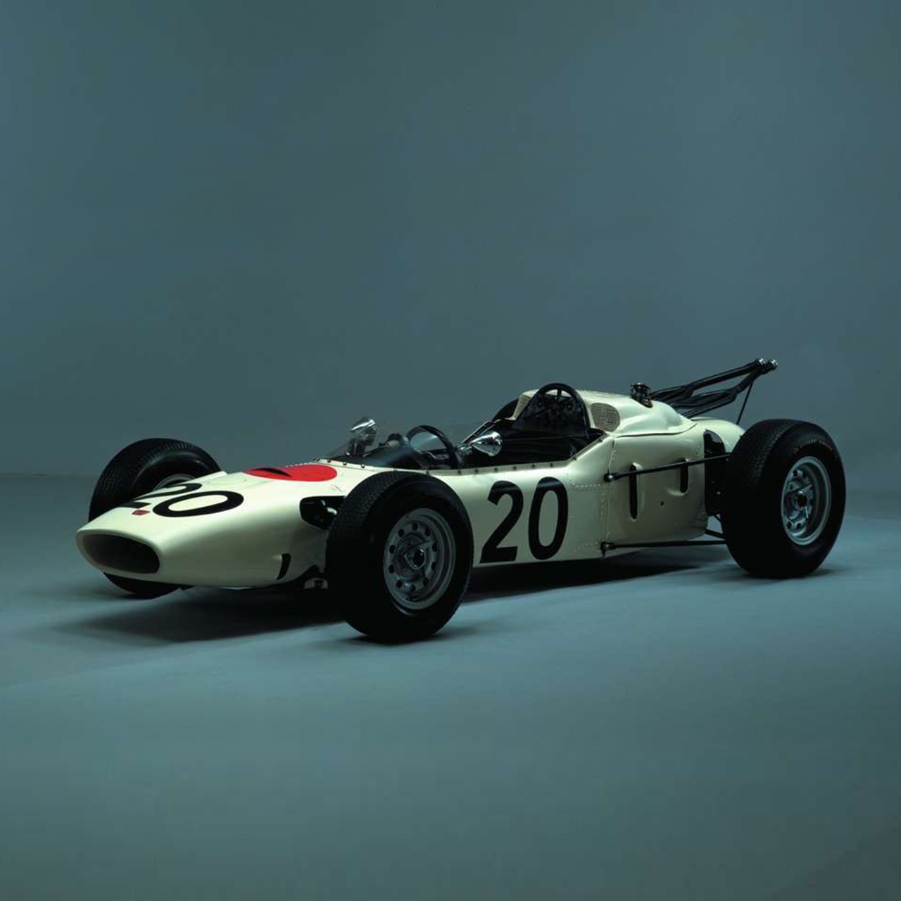 Vista anteriore di tre quarti di un'auto Honda da Formula 1.