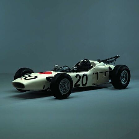 Vista anteriore di tre quarti di un'auto Honda da Formula 1.