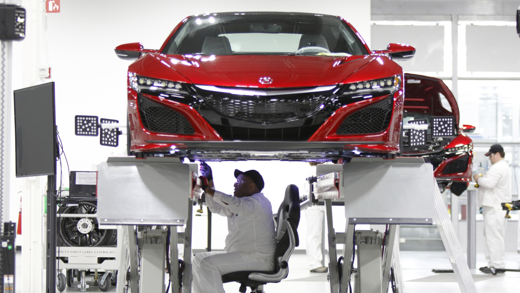 Vista anteriore di una NSX con un tecnico Honda.