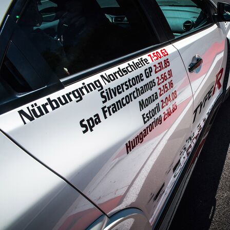 Dettaglio della Honda Civic Type R con i tempi sul giro sullo sportello.