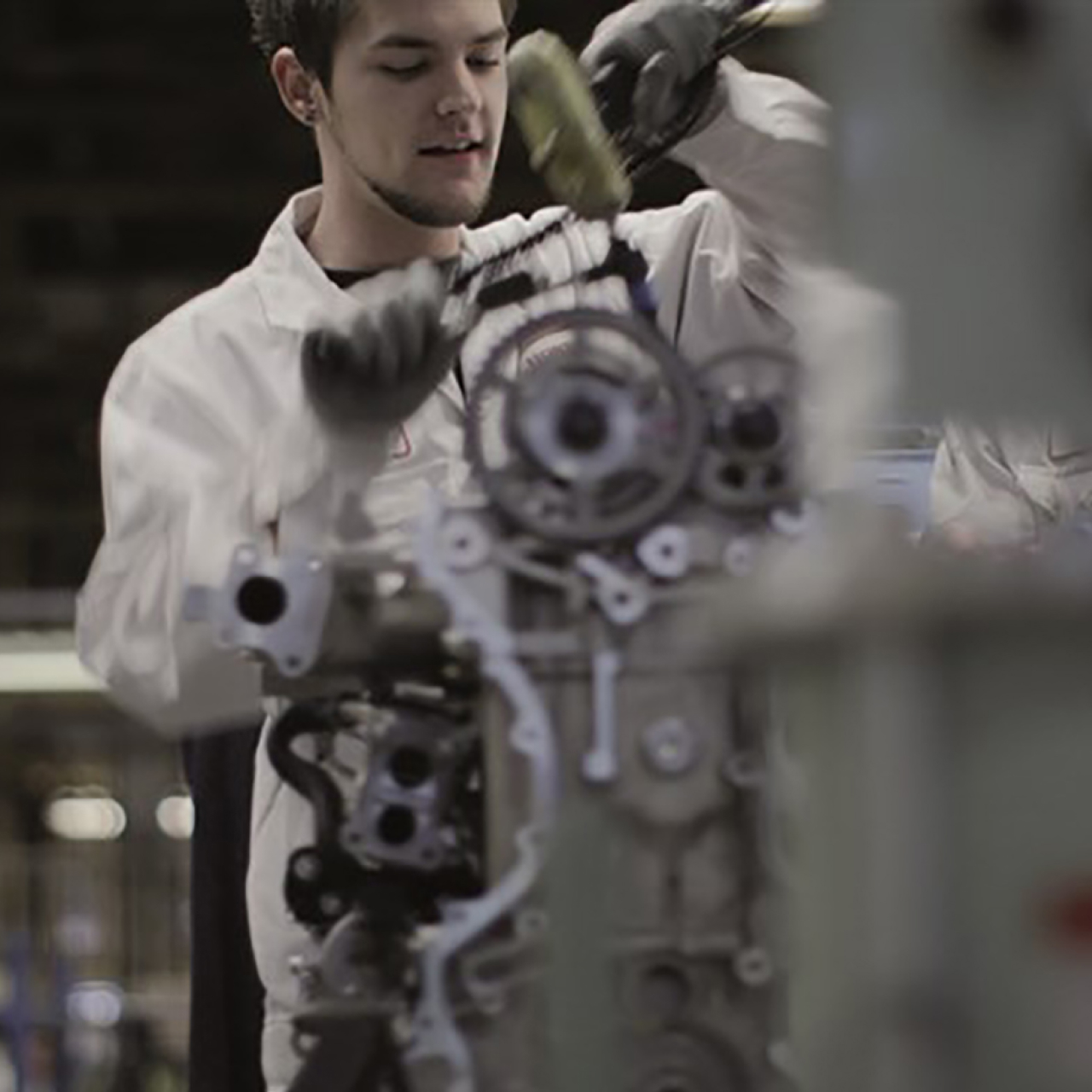 Tecnico Honda che lavora su un motore.