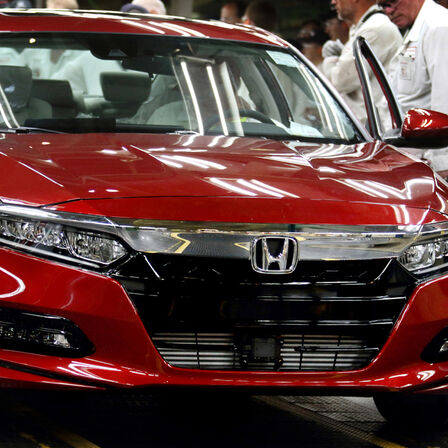 Vista anteriore di tre quarti di una Honda Accord sulle linea di produzione.