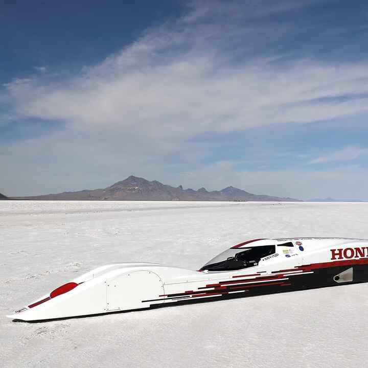 La Honda S Dream Dreamliner nelle saline dell'Utah.