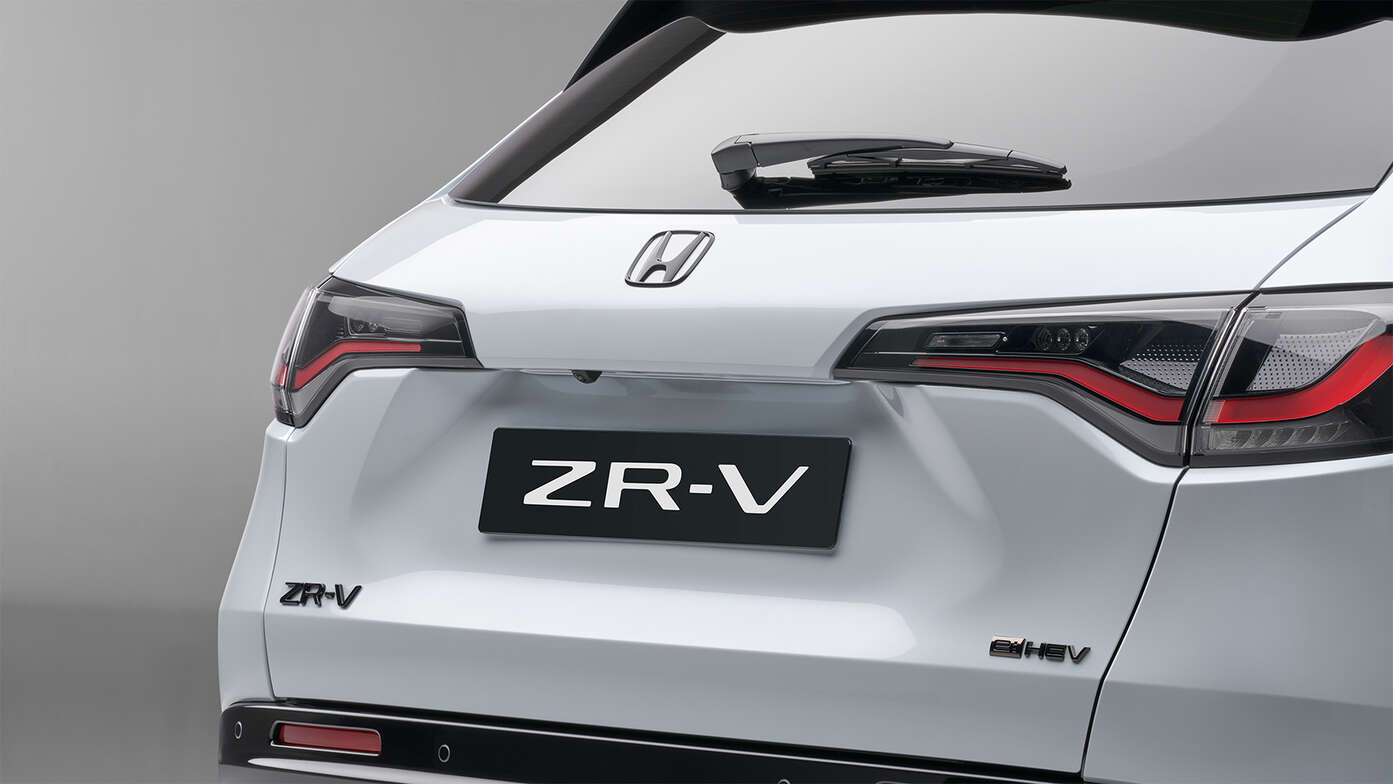 Vista anteriore di tre quarti di ZR-V con emblema Pacchetto Black
