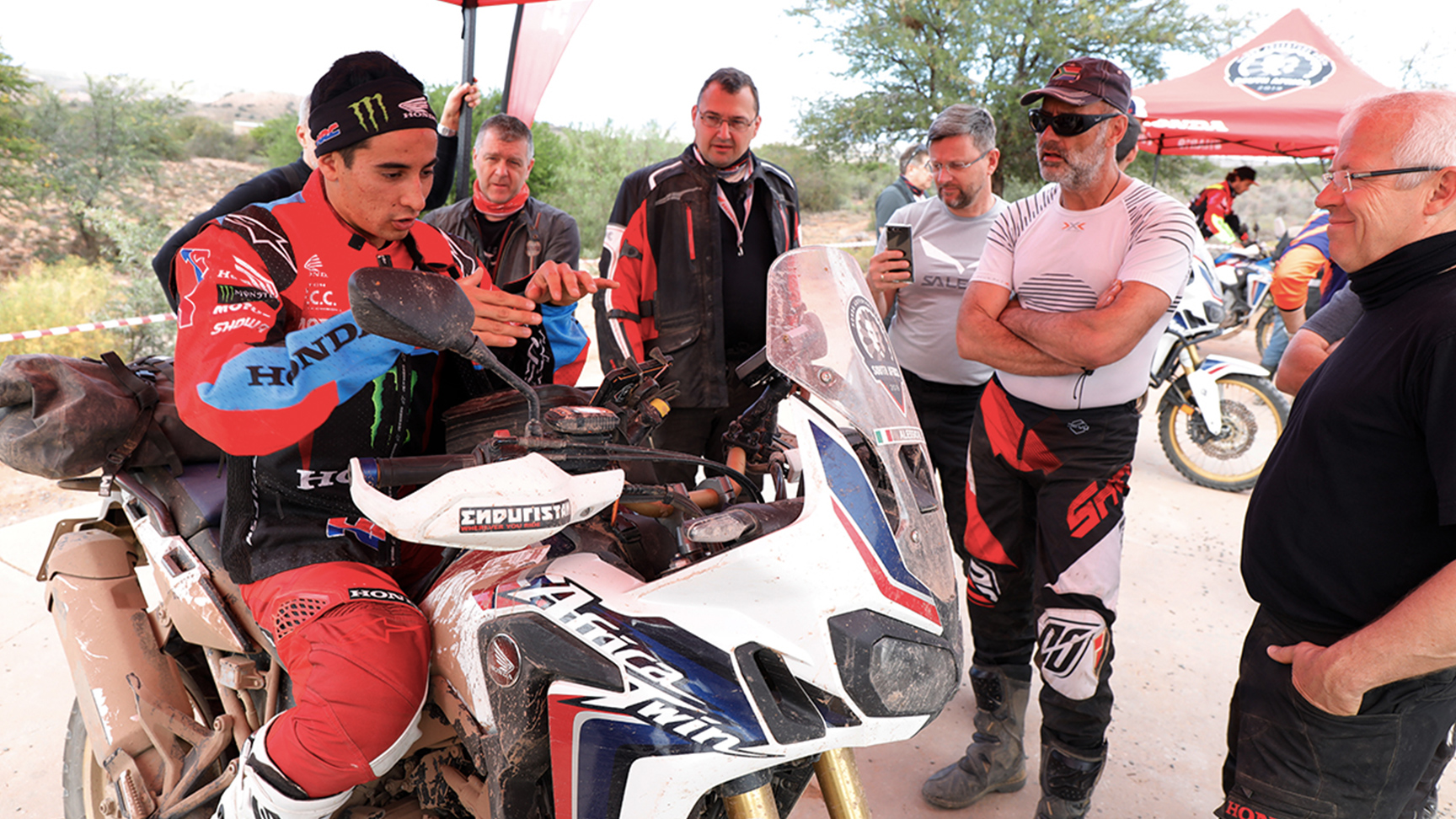 Pilota HRC su Africa Twin mentre tiene una sessione di briefing