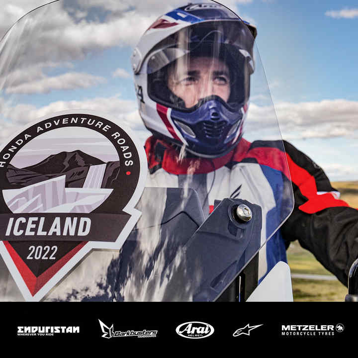 Uomo su una moto Honda in Islanda