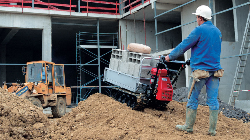 Carrello cingolato utilizzato da un operatore.