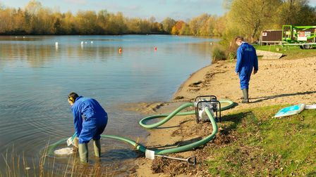 Pompa ad alta portata/per acque nere utilizzata da un operatore al lago.