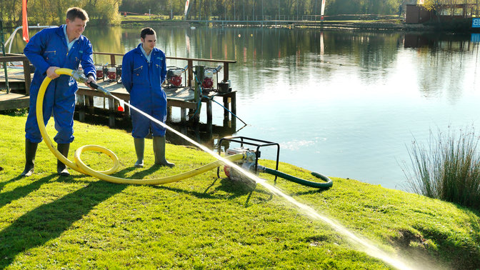 Motopompa ad alta pressione utilizzata da un operatore al lago.