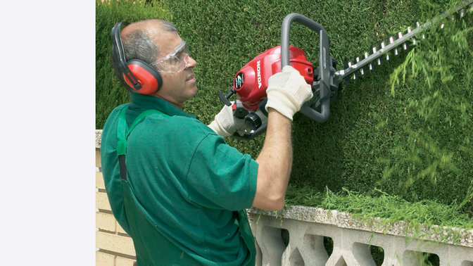Tagliasiepi Honda, utilizzati da un operatore, luogo di utilizzo: giardino.